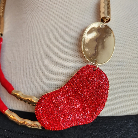 ✨️ Elegant Red and Gold Necklace with Earrings Set ✨️ - Picture 11 of 15